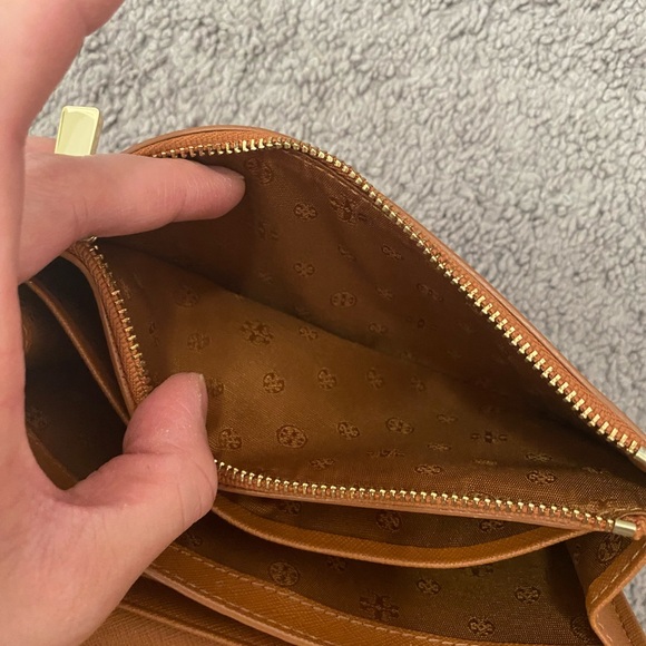 Tory Burch Saffiano Leather Robinson Chain Wallet - Picture 13 of 16